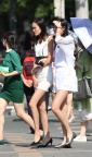 两位美丽的白裙美腿少妇