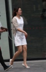 美丽的白裙美腿高跟少妇