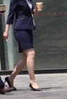 手拿奶茶的制服肉丝美腿少妇