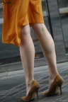 气质橘色裙咖啡高跟美腿美女