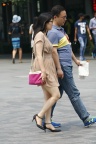 米色连衣裙黑色高跟美女