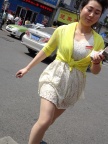 美丽的白裙美腿高跟少妇