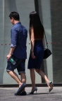 牛仔裙装美腿高跟少妇