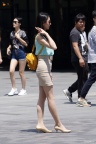 白嫩肉丝美腿高跟美女被街拍秀