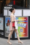 粉裙高跟美腿美女
