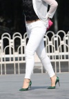 绿色高跟裸足美腿墨镜美女