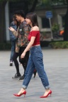 惹眼的裸足红高跟少妇