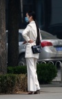 宽松的白色服饰裸足高跟少妇