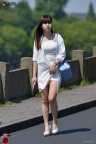 白色吊带肉丝美腿高跟少妇（谭氏街拍）