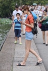 酷酷的热裤美腿少妇（转帖丝工坊）