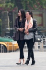 一起逛街的长裤美腿高跟母女
