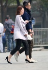 逛街的长裤美腿裸足高跟少妇