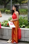 休息中的华丽服饰美少妇