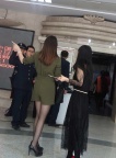 两位美丽的长腿高跟少妇