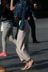 甩腿裤裸足高跟少妇