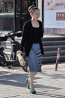 高跟少妇很性感，又白又嫩的。