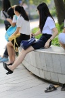 坐下歇息的肉丝长腿制服少妇