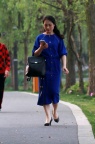 走在公园里白嫩开叉长裙小高跟少妇!