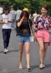 牛仔短裤美腿高跟少妇