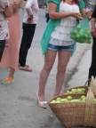 绿衫牛仔短裤灰丝美腿高跟少妇