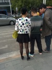 袜跟有点儿低，裙子有点儿短。