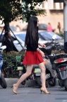 大步流星的红裙高跟长发美眉